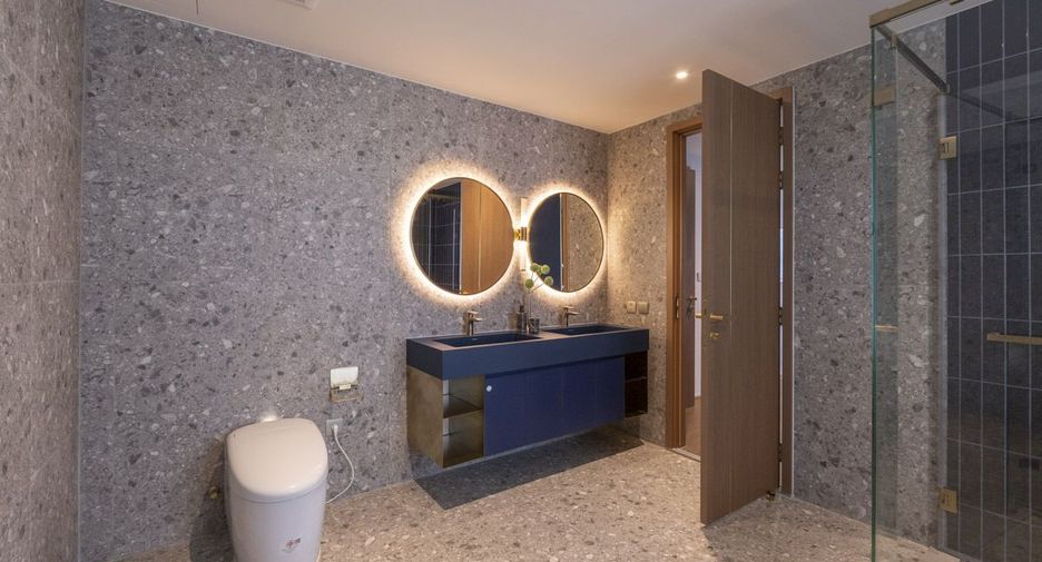 For rent 3 bedrooms condo in Khlong Toei, Bangkok