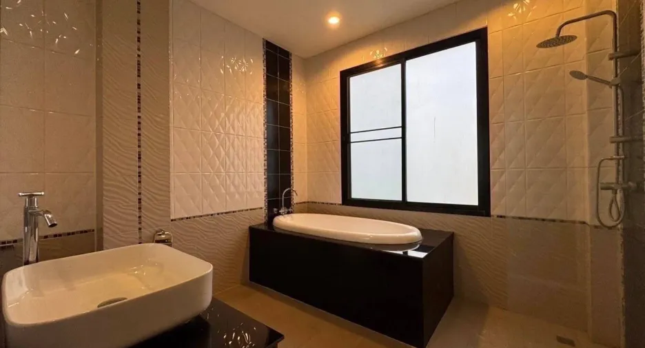 For rent 4 bedrooms villa in San Sai, Chiang Mai