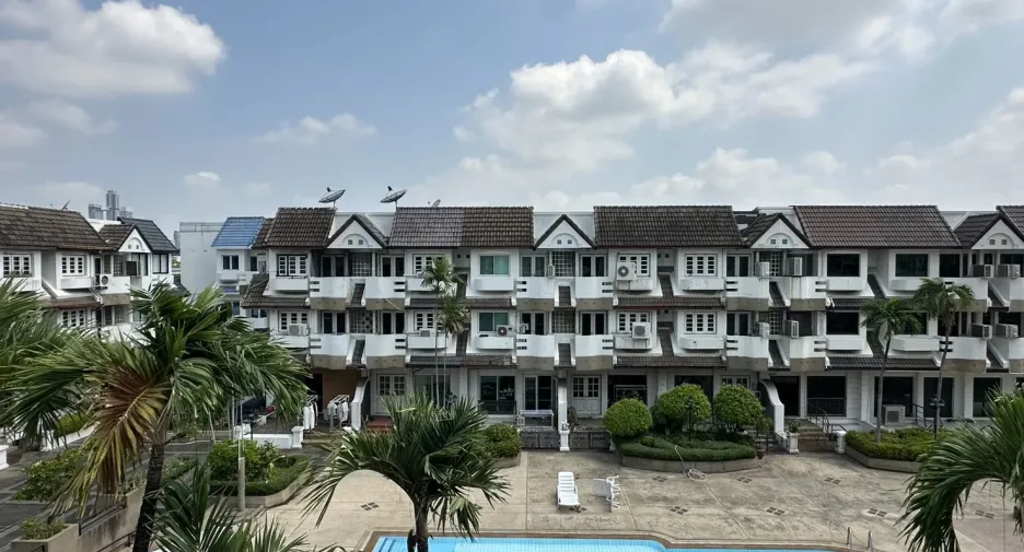 For rent 4 bedrooms office in Watthana, Bangkok