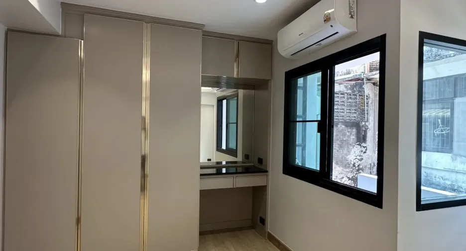 For rent 4 bedrooms office in Watthana, Bangkok
