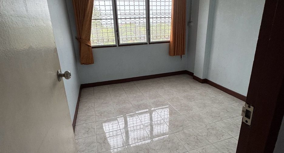 Casa adosada en alquiler de 4 habitaciones en Bang Khun Thian, Bangkok