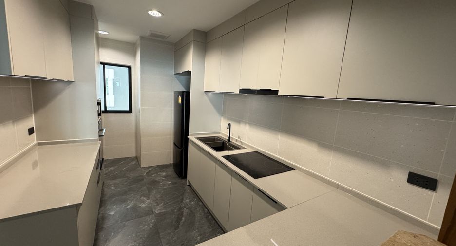 Condo en alquiler de 3 habitaciones en Sathon, Bangkok