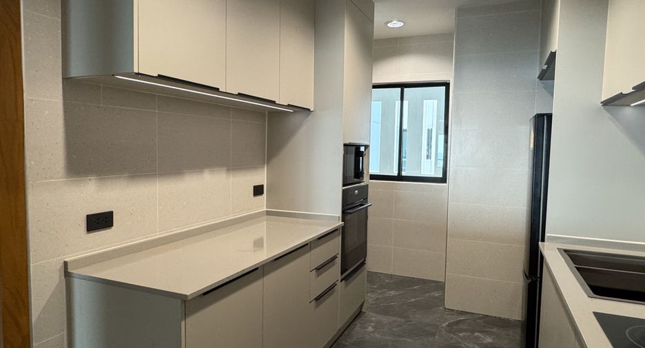 Condo en alquiler de 3 habitaciones en Sathon, Bangkok