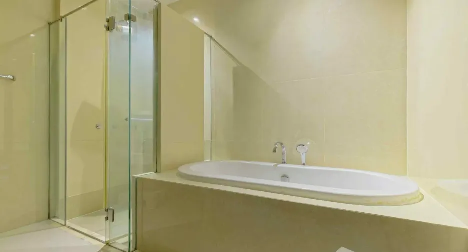 For rent 3 bedrooms condo in Khlong Toei, Bangkok