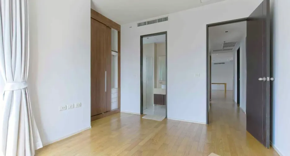 For rent 3 bedrooms condo in Khlong Toei, Bangkok