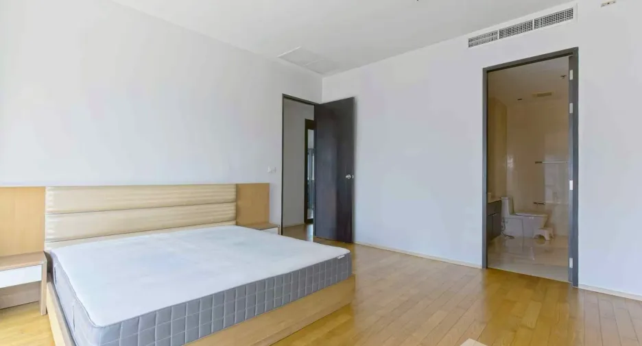 For rent 3 bedrooms condo in Khlong Toei, Bangkok