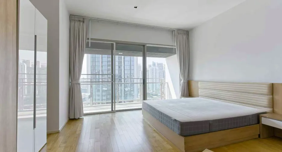 For rent 3 bedrooms condo in Khlong Toei, Bangkok