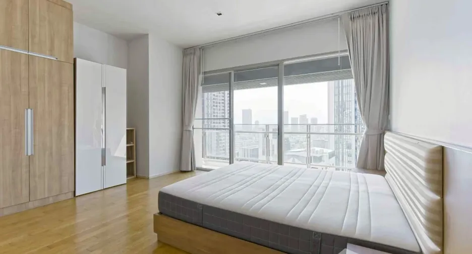 For rent 3 bedrooms condo in Khlong Toei, Bangkok
