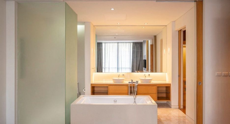 For rent 3 bedrooms condo in Khlong Toei, Bangkok