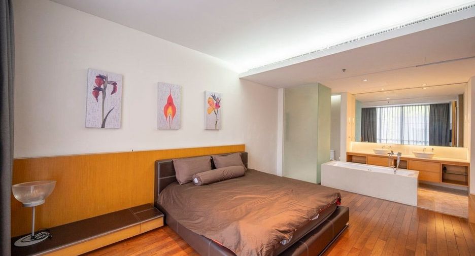 For rent 3 bedrooms condo in Khlong Toei, Bangkok