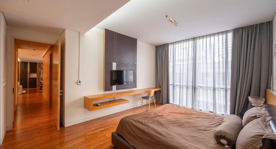 For rent 3 bedrooms condo in Khlong Toei, Bangkok