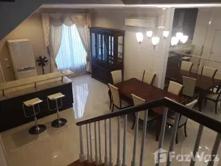 À louer 3 chambres maison de ville à Wang Thonglang, Bangkok