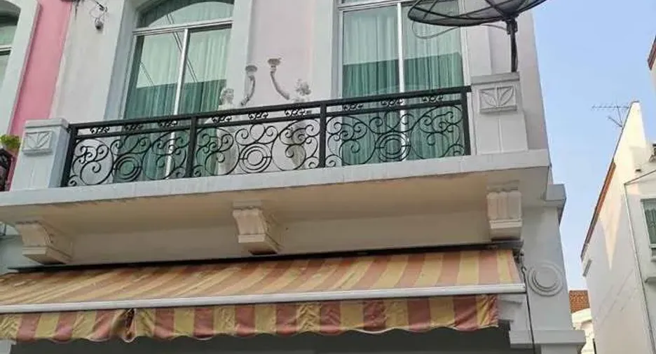 For rent 3 bedrooms townhouse in Wang Thonglang, Bangkok