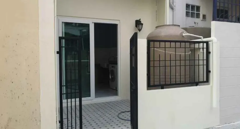 For rent 3 bedrooms townhouse in Wang Thonglang, Bangkok