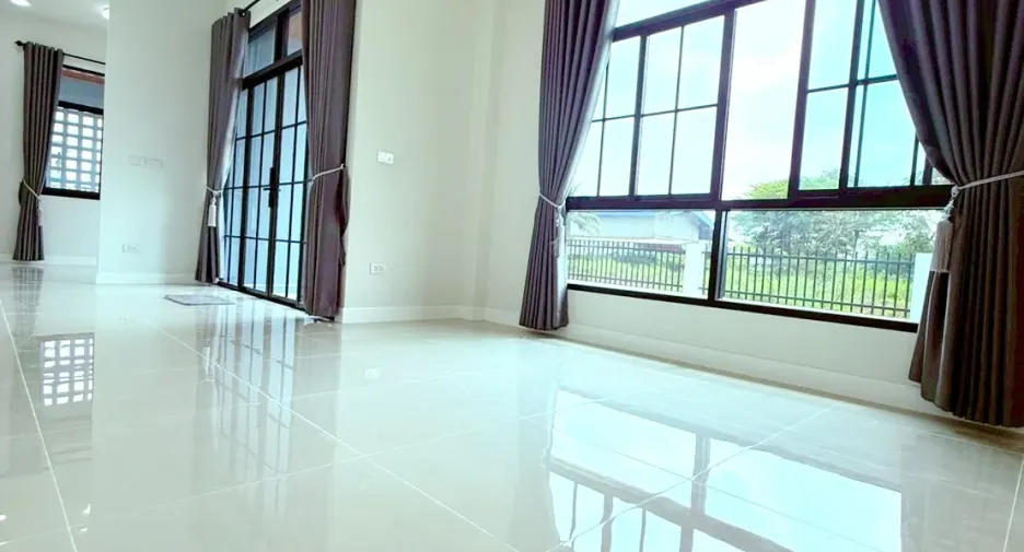 Haus zum Kauf mit 3 Zimmer in Phanat Nikhom, Chonburi