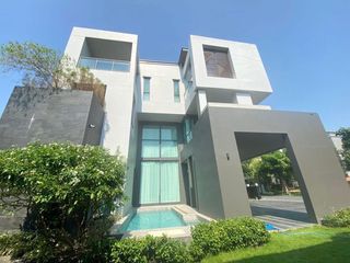 For sale そして for rent 5 ベッドルーム house in Phra Khanong, Bangkok
