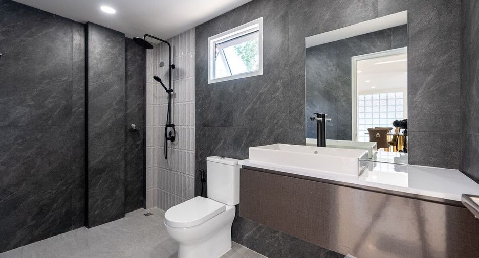 For sale 4 bedrooms house in Lat Phrao, Bangkok