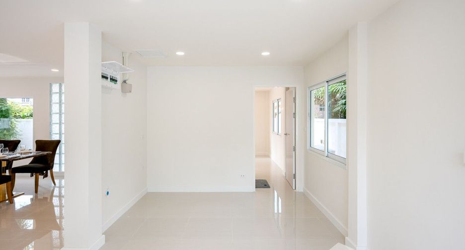 For sale 4 bedrooms house in Lat Phrao, Bangkok