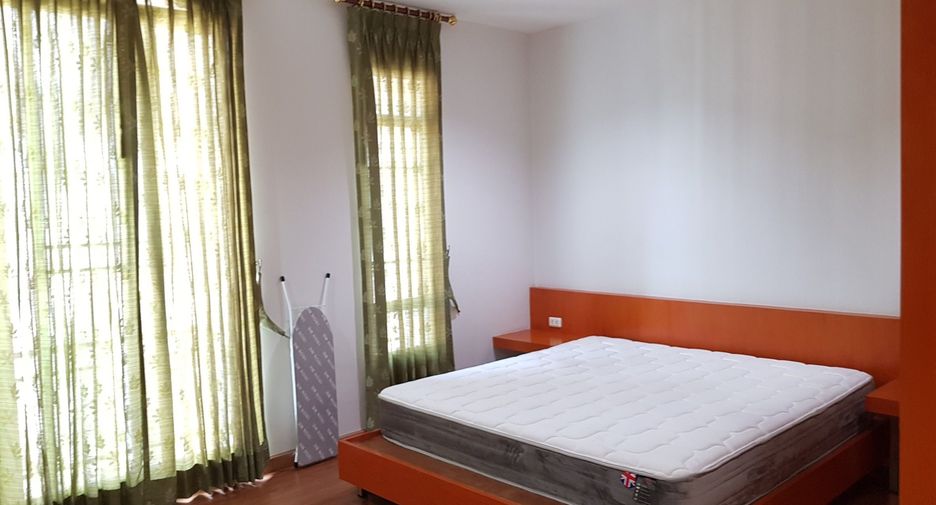 For rent 4 bedrooms townhouse in Wang Thonglang, Bangkok