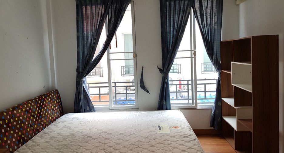 For rent 4 bedrooms townhouse in Wang Thonglang, Bangkok