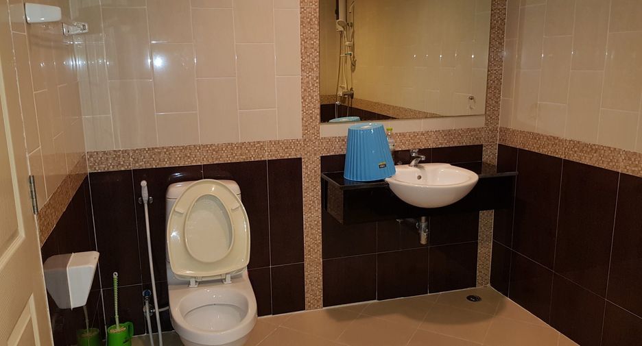 For rent 4 bedrooms townhouse in Wang Thonglang, Bangkok