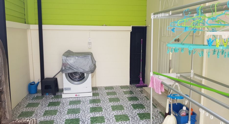 For rent 4 bedrooms townhouse in Wang Thonglang, Bangkok