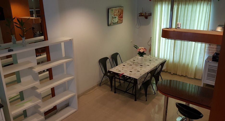 For rent 4 bedrooms townhouse in Wang Thonglang, Bangkok