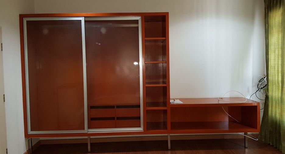 For rent 4 bedrooms townhouse in Wang Thonglang, Bangkok