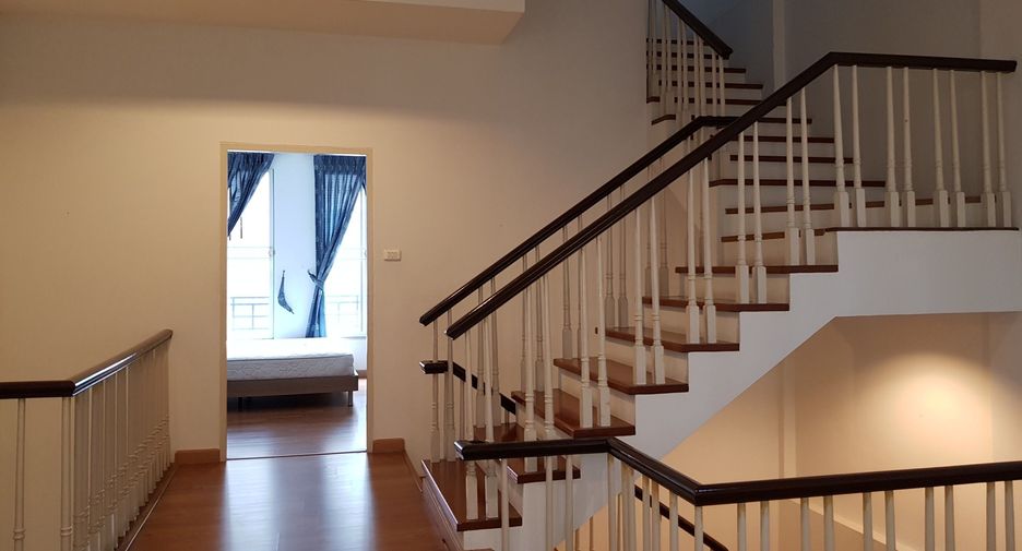 For rent 4 bedrooms townhouse in Wang Thonglang, Bangkok