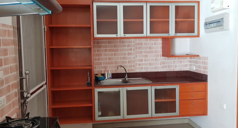 For rent 4 bedrooms townhouse in Wang Thonglang, Bangkok
