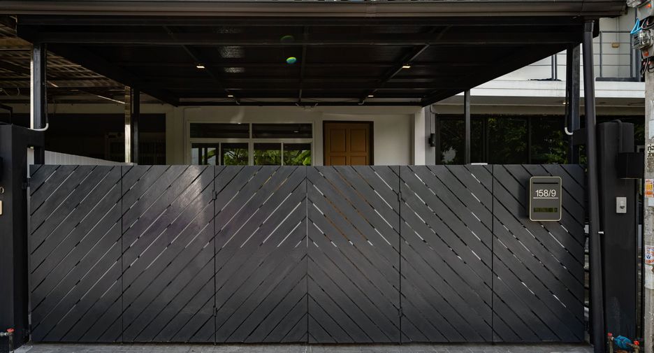 For sale 4 bedrooms house in Lat Phrao, Bangkok