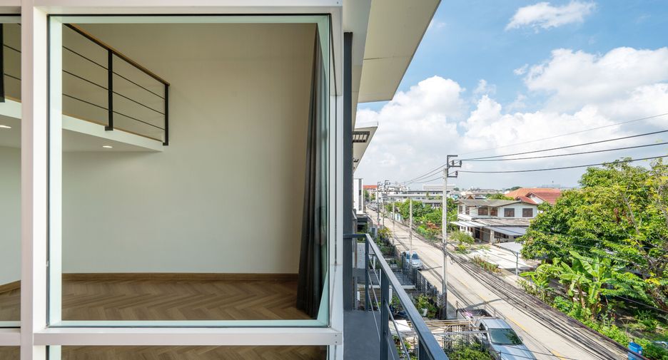 For sale 4 bedrooms house in Lat Phrao, Bangkok