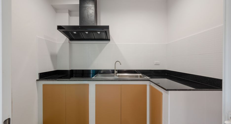 For sale 4 bedrooms house in Lat Phrao, Bangkok