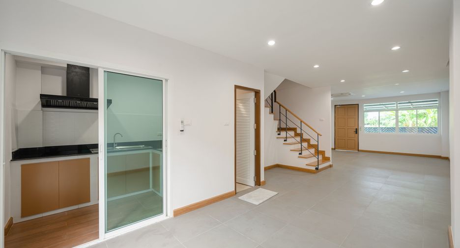 For sale 4 bedrooms house in Lat Phrao, Bangkok