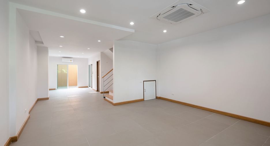 For sale 4 bedrooms house in Lat Phrao, Bangkok
