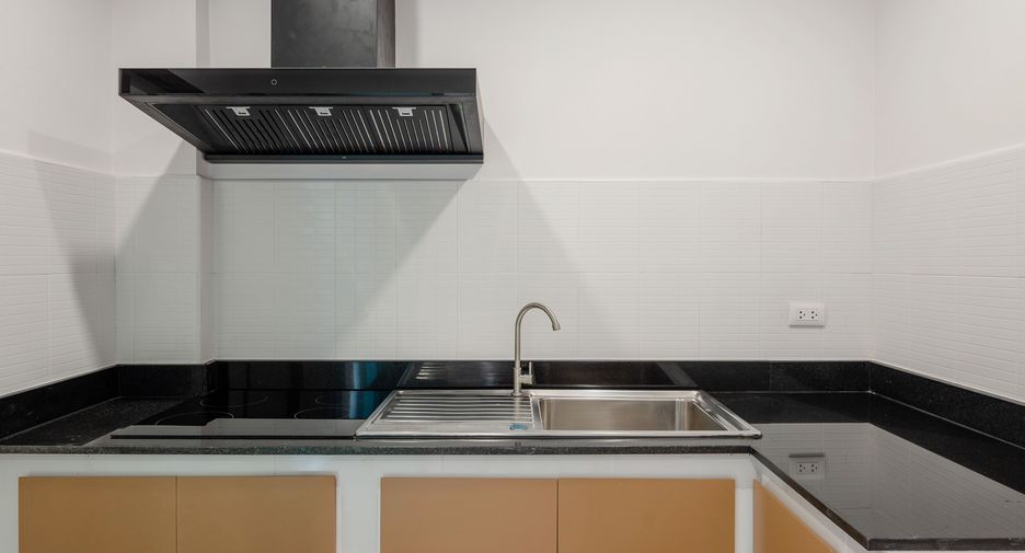 For sale 4 bedrooms house in Lat Phrao, Bangkok