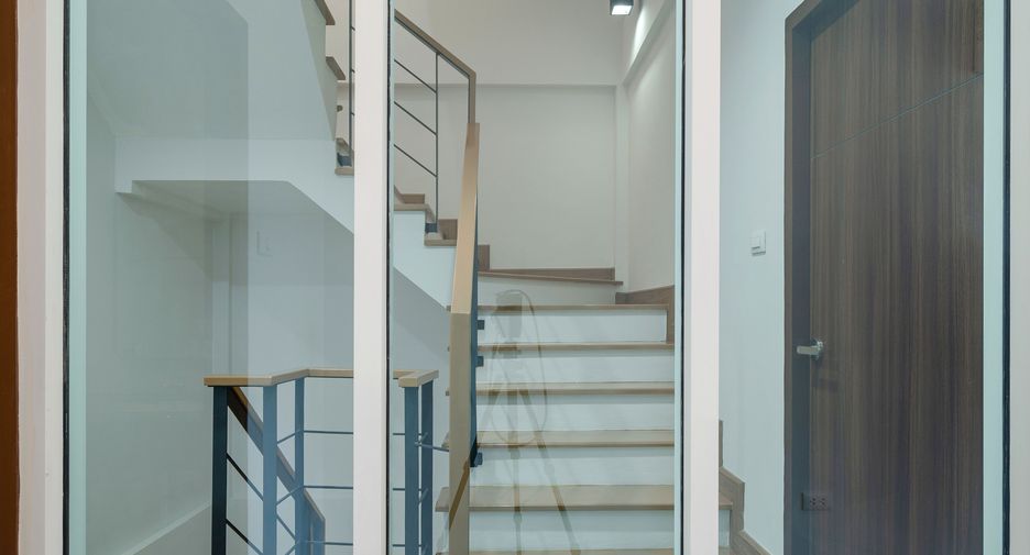 For sale 4 bedrooms house in Lat Phrao, Bangkok