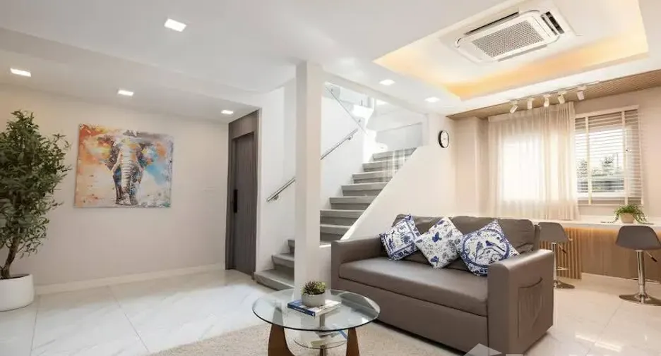 Haus zur Miete mit 3 Zimmer in Huai Khwang, Bangkok