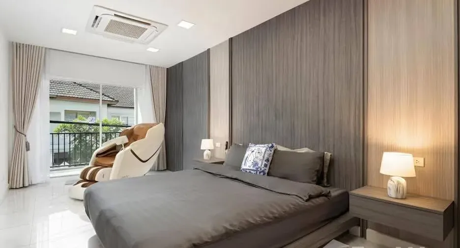 Haus zur Miete mit 3 Zimmer in Huai Khwang, Bangkok