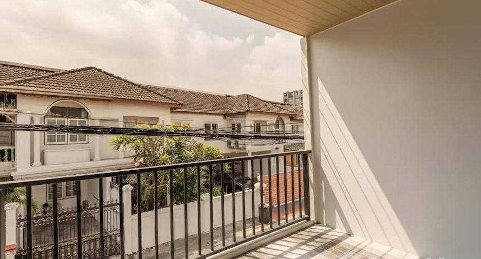 Haus zur Miete mit 3 Zimmer in Huai Khwang, Bangkok