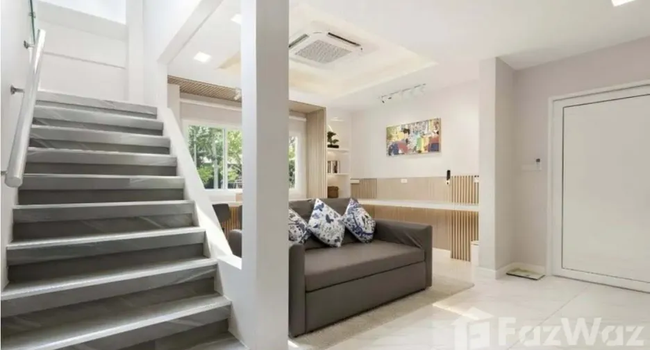 Haus zur Miete mit 3 Zimmer in Huai Khwang, Bangkok