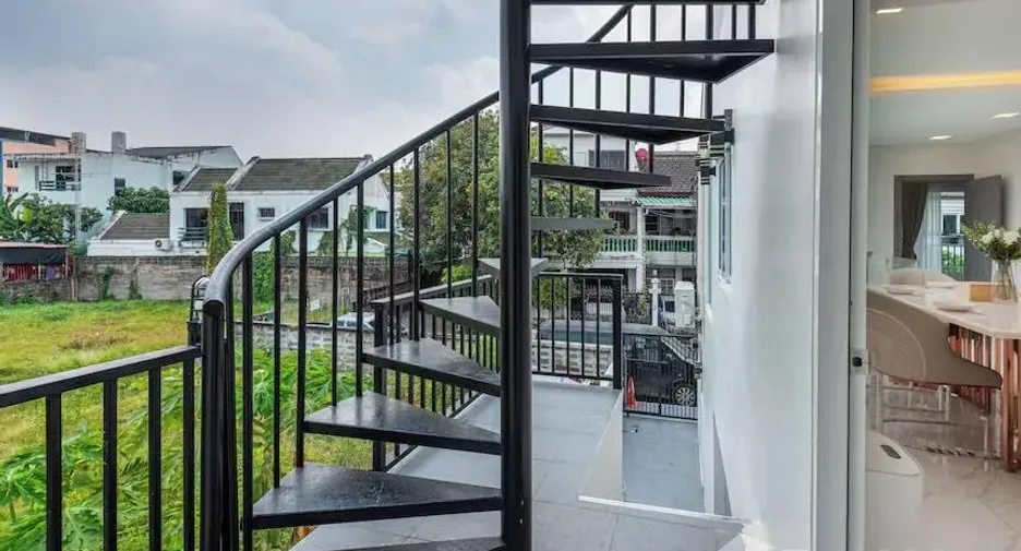 Haus zur Miete mit 3 Zimmer in Huai Khwang, Bangkok