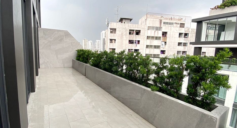For sale 3 bedrooms condo in Watthana, Bangkok
