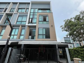 À vendre 4 chambres maison de ville à Suan Luang, Bangkok