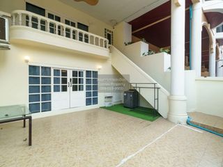 For rent 5 ベッドルーム townhouse in Watthana, Bangkok