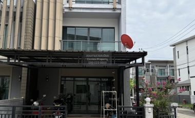 For rent 3 bedrooms townhouse in Chom Thong, Bangkok