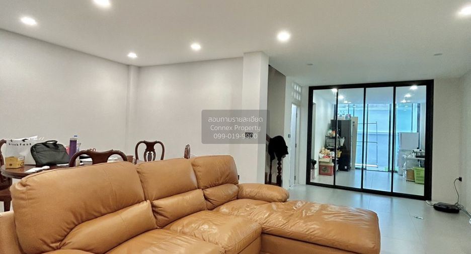 For sale 6 bedrooms townhouse in Sathon, Bangkok