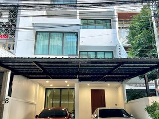 For sale 6 bedrooms townhouse in Sathon, Bangkok
