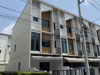 À vendre 3 chambres maison de ville à Prawet, Bangkok