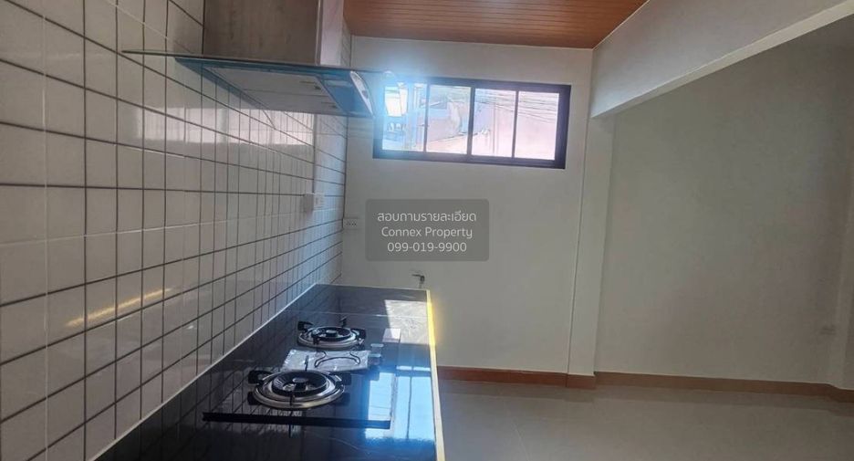 Casa adosada en venta de 3 habitaciones en Lat Phrao, Bangkok